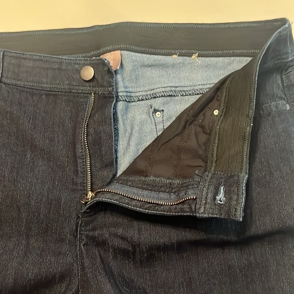Chico's Fabulously Slimming Dark Wash Crop Blue Jeans Chico's Size 3/US Size 16 - Picture 6 of 15